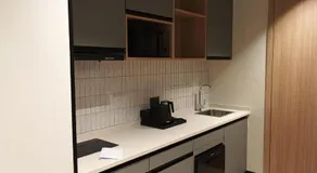 Luxury Studio, 1 Bed, Separate Study Gourmet Kitchen Prime Location - Image 4