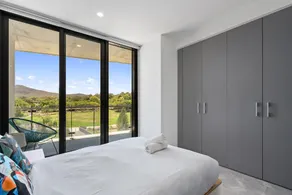 Elegant 3-bed Apt With Park Views in Campbell - Image 2