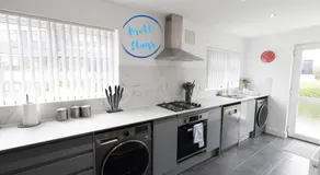 Newport 3 Bed Long Stay Van Parking M4 Access Sleeps 5 - Image 4