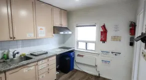 Affordable Quiet Private Room - 10-min Walk to Subway - Image 2