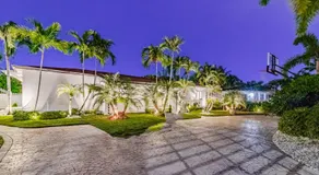 Mega Fun Villa Northwest Miami BY THE GLAMHOMES - Image 4