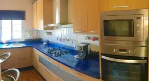 Charmante maison de vacances entièrement équipée avec terrasse, barbecue et jacuzzi | Vue ville | Idéale pour le télétravail - Image 4