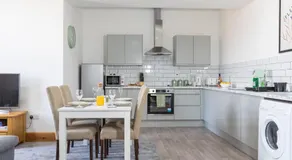 Manchester Retreat, Free Parking & Sleeps 5 - Image 3
