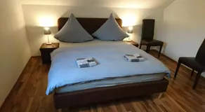 An der grünen Donau Ferienwohnung Monteurwohnung wir bieten keine Parkplätze Verpflegung oder Tücher an Parken NUR gegenüber auf der Straßenseite - Image 2
