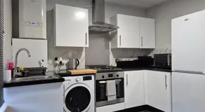 Modern Stylish Flat - Free Parking - Near London - Image 2