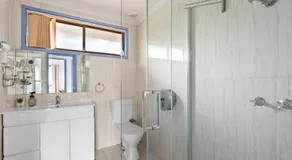 Luxe Double Room - Nearby Stations & Eateries - Shared Bathroom - Image 2