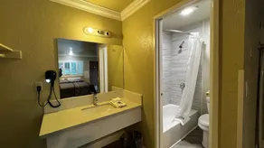 New American Inn and Suites  - Image 3