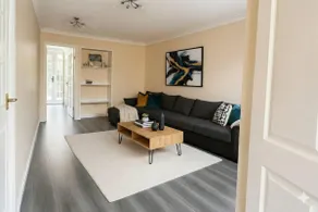 Spacious 4 Bed Contractor House Free Parking - Image 2