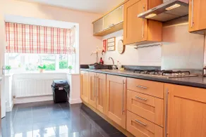 Spacious 4 Bed house with parking and garden at Reading - Image 3