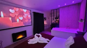Nuit d'évasion love room avec baignoire balnéo et jardin avec spa - Image 2