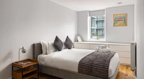 Stylish Greenwich Apartment with Balcony And River Views - Image 2