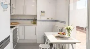 Apartamento espacioso - 2 dormitorios - 2 baños - Cerca del metro - Image 3