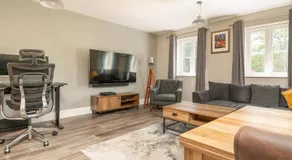 Modern, Well Presented 2-Bedroom Apartment, With Parking, Opposite Nirvana Spa - Pass the Keys - Image 2