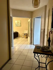 T4 with basement parking - 10 min downtown - Image 3