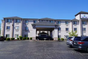 Bay Inn & Suites Troy - Image 1
