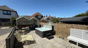 Broadstairs Apartments with luxurious 4-person communal hot tub - sleeps up to 20 people - Image 4
