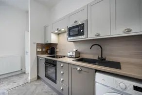 1-Bed Ground Floor Flat with Sofa Bed in Alexandria - 10 mins to Loch Lomond - Long Stays Welcome - Image 2
