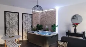 Évasion romantique avec jacuzzi intérieur - Image 3