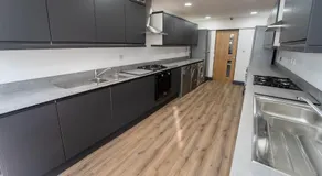 Impeccable 1-Bed Studio in Birmingham - Image 2