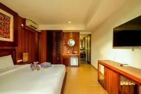 Queen Room Pool Access with 1 BR AN121A - Image 2