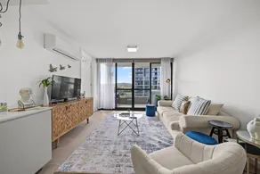 Elegant 2-bed With Pool, Alfresco Dining & Balcony - Image 2