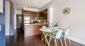 Beautiful 1Bedroom & Den Condo in the Heart of Downtown Toronto - Image 3