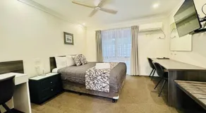 Ten Dollar Town Motel - Image 2
