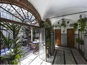 Hotel Las Palmeras by Vivere Stays - Image 4