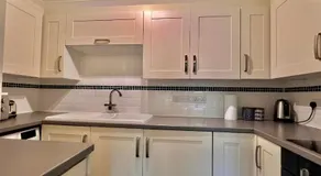 Stylish 1 Bedroom Apartment with Free Parking and Links to London & Essex - Image 5