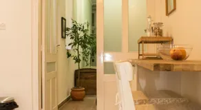 Vincenti Strait Street Suite - Image 4