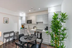 Earl's Court Gem Sleeps 6 Lift & Tube - Image 4