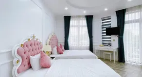 Paris Hotel & Cafe - Image 2
