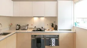 Contemporary & Exquisite Trumpington Townhouse with Parking & 5 mins to Addenbrookes & Papworth hospitals - Image 2