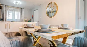DYNASTAYS- Stylish Seaside Home- Dog Friendly, Garden & Parking - Image 2