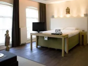 A Small Hotel - Image 5