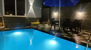 The Cozy Clouds Hill Stay - Image 3