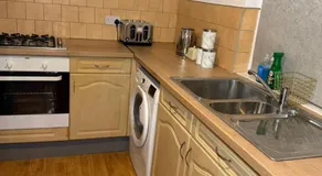 Group-Friendly 2BR Home for 7 with 2 En-Suites & Fast WiFi near Kirkgate and Trinity Walk - Image 4