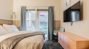 Downtown Edge-Stylish Studio Near Hospitals & Downtown - Image 2