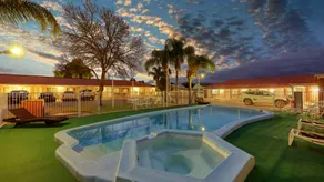 Charles Rasp Motor Inn & Cottages - Image 2