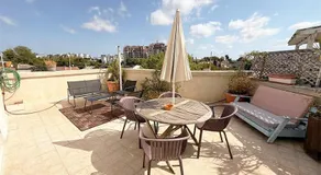 Spacious 3BD Penthouse with Rooftop & Parking - Image 3