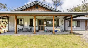 Cozy Volcanic Rainforest House - Image 4