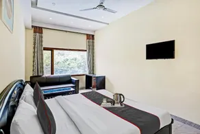 Super Townhouse Prakash continental Near Netaji Subhash Place Metro Station - Image 4