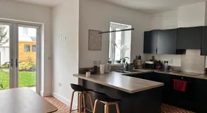 Large double room with a private bathroom in a quiet neighbourhood - Image 4