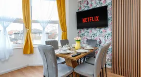 Stylish 3 Bedroom Sea View Apartment -Free Parking- Sleeps 9 - Image 4