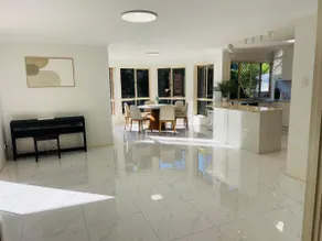 Carindale family home, private pool, leisure accommodation - Image 3