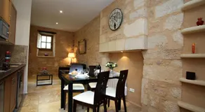 Le Grenier du Chapitre son loft avec les poutres et l'appartement une chambre sans les poutres - Image 5