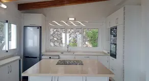 Villa de vacances 'Cool 4-bedroom with Sea Views' avec vue sur la mer, Wi-Fi et climatisation - Image 5