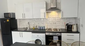 The Bake Apartment - 5 bedroom Large Apartment sleeps up to 16 person - Image 3