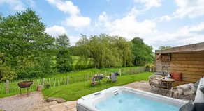 Apple Blossom -Shepherd Hut, Hot Tub, Wood Burner - Image 3