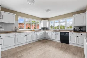 Silver Stag Properties, Luxurious 3 BR Bungalow - Image 3